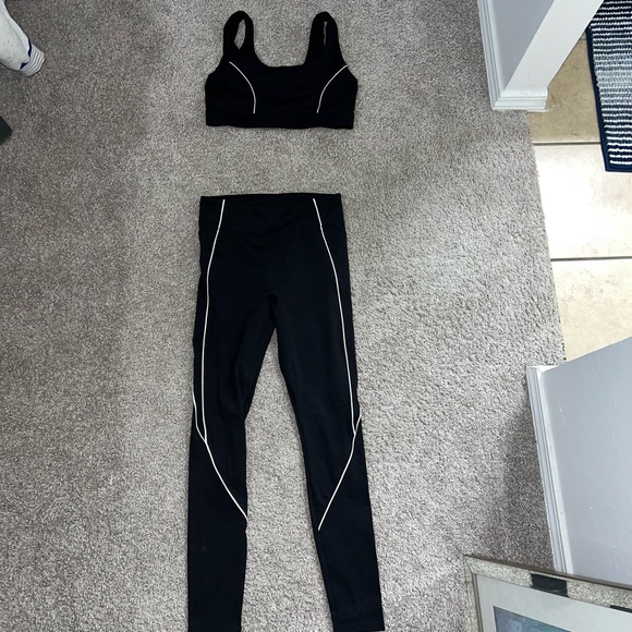 Fabletics leggings and sports bra set - Picture 2 of 4